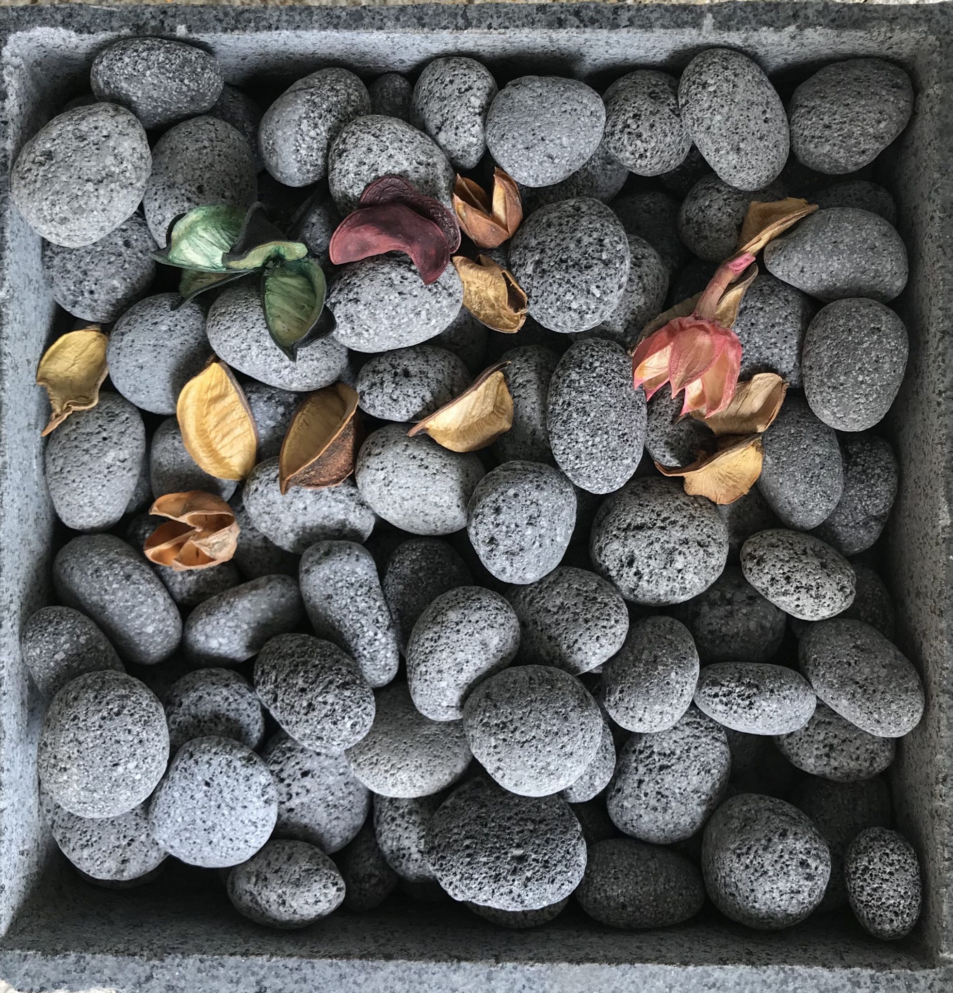 BLACK LAVA PEBBLE STONE (20kg)