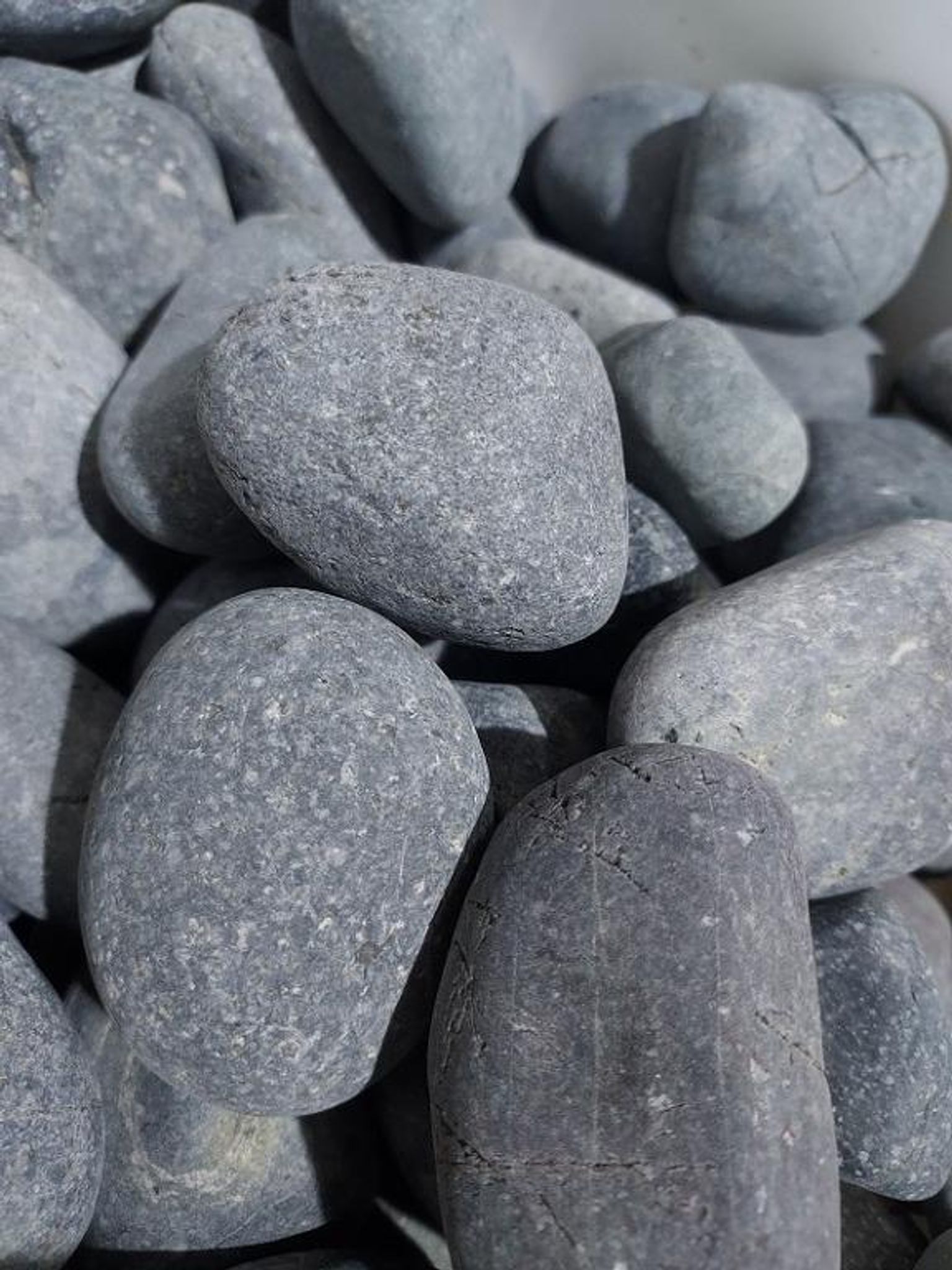 DARK GREY PEBBLE STONE (20kg)